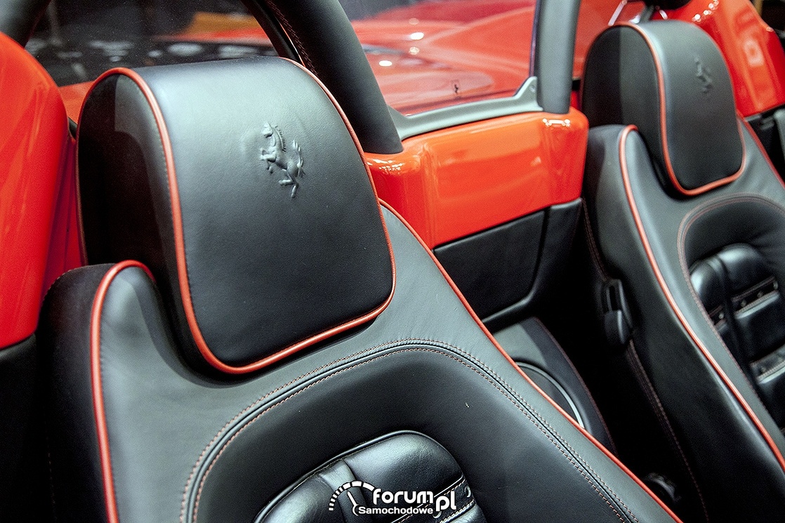Ferrari F430, zagłówki w fotelach