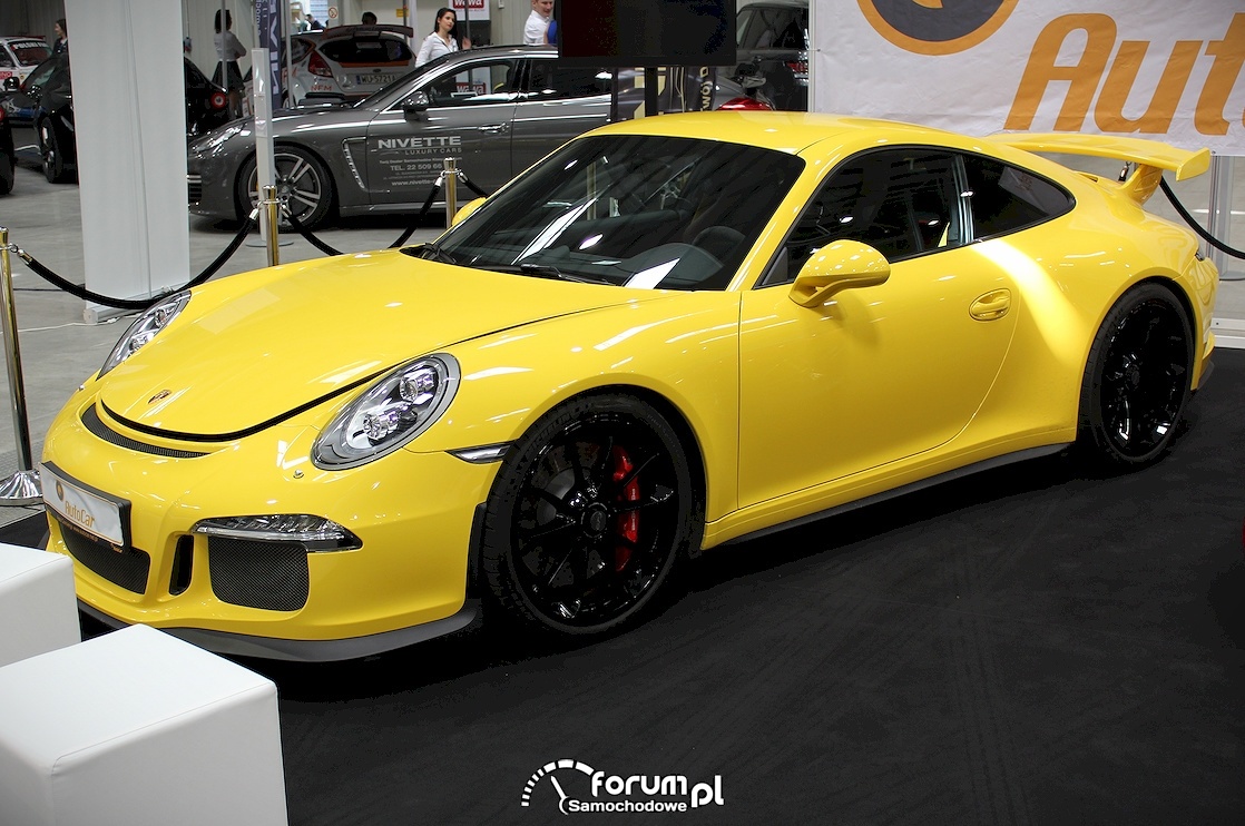 Żółte Porsche, czarne aulfelgi