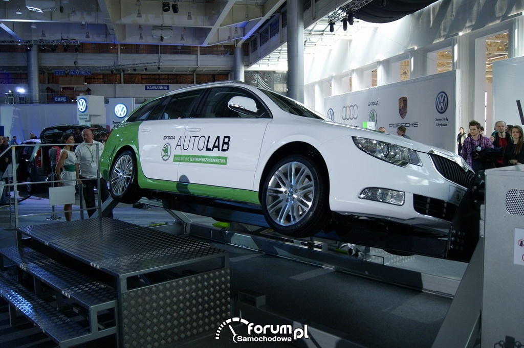 Symulacja dachowania - Skoda Superb na rampie