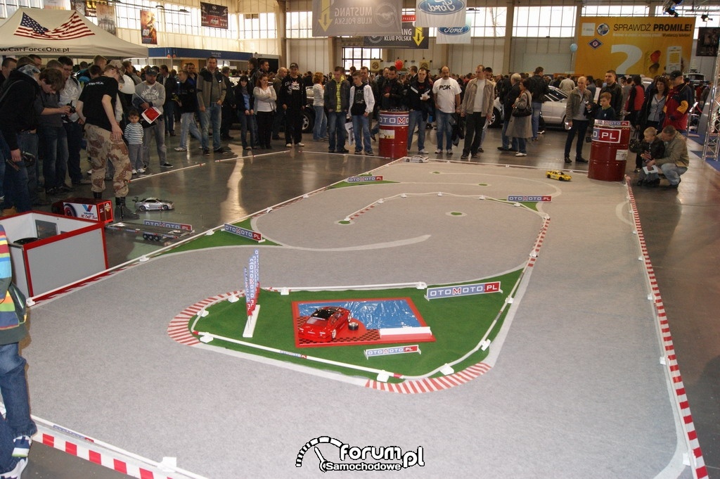 Zdalnie sterowane modele RC - tor wyścigowy