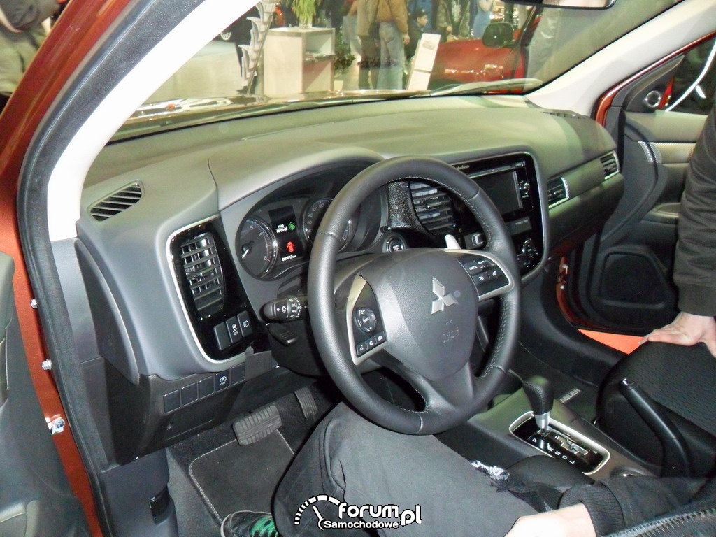 Mitsubishi Outlander, wnętrze zdjęcie Motor Show 2013