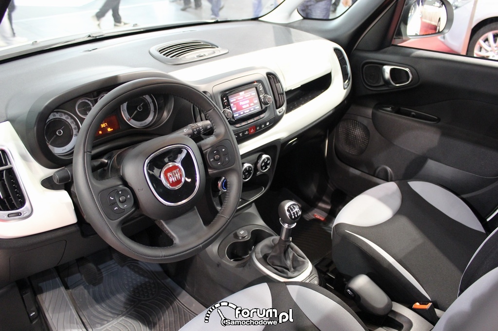 Fiat 500L, wnętrze, deska rozdzielcza zdjęcie Motor Show