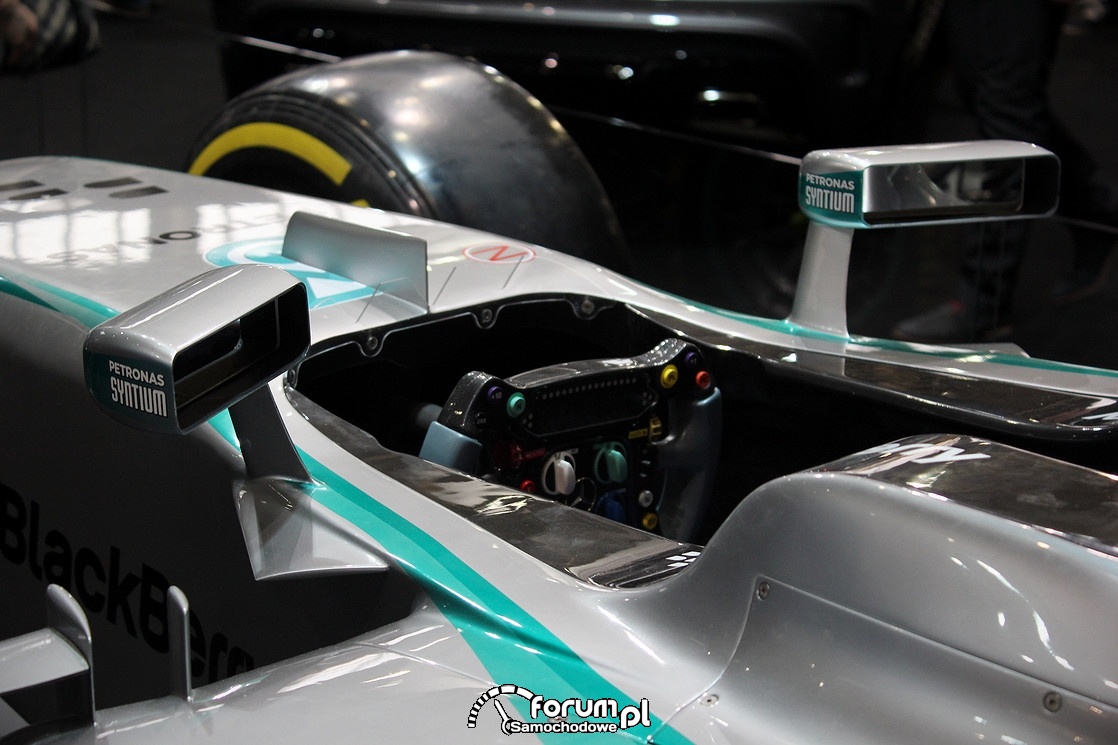 Mercedes F1W05 Hybrid, kierownica multifunkcyjna