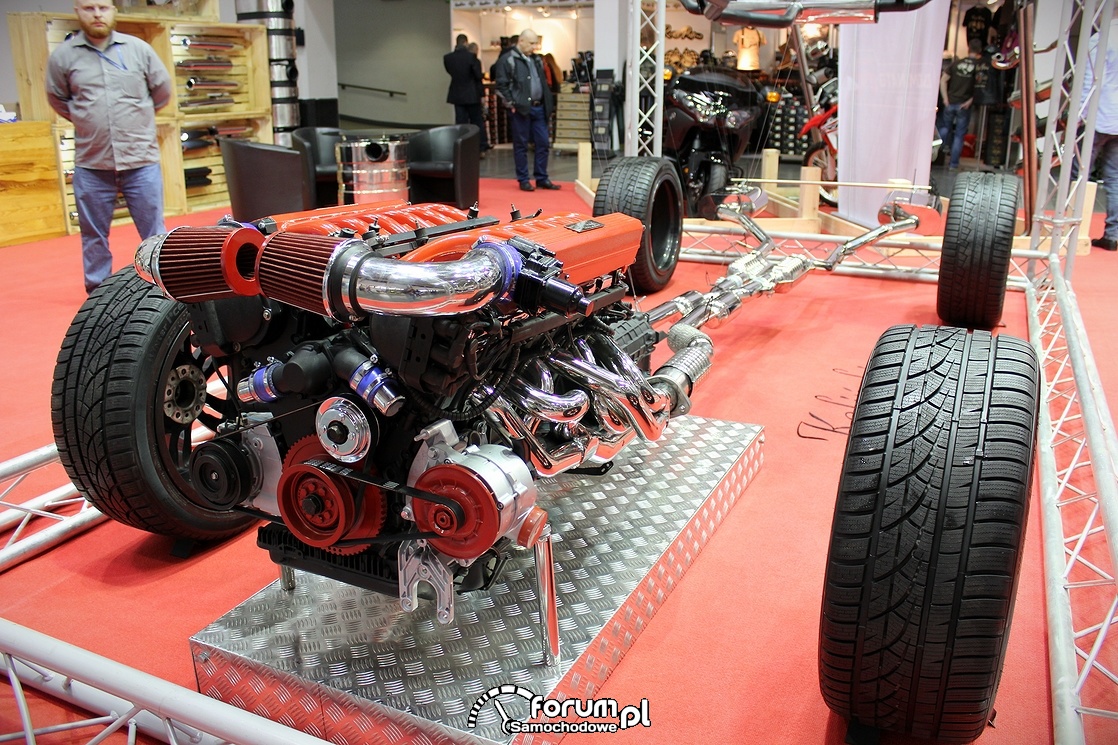 V12 i chromowany układ wydechowy