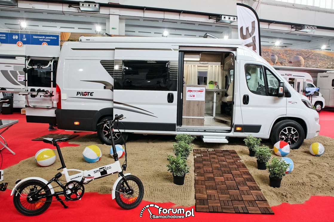 Camper, rower i wystrój przed wejściem