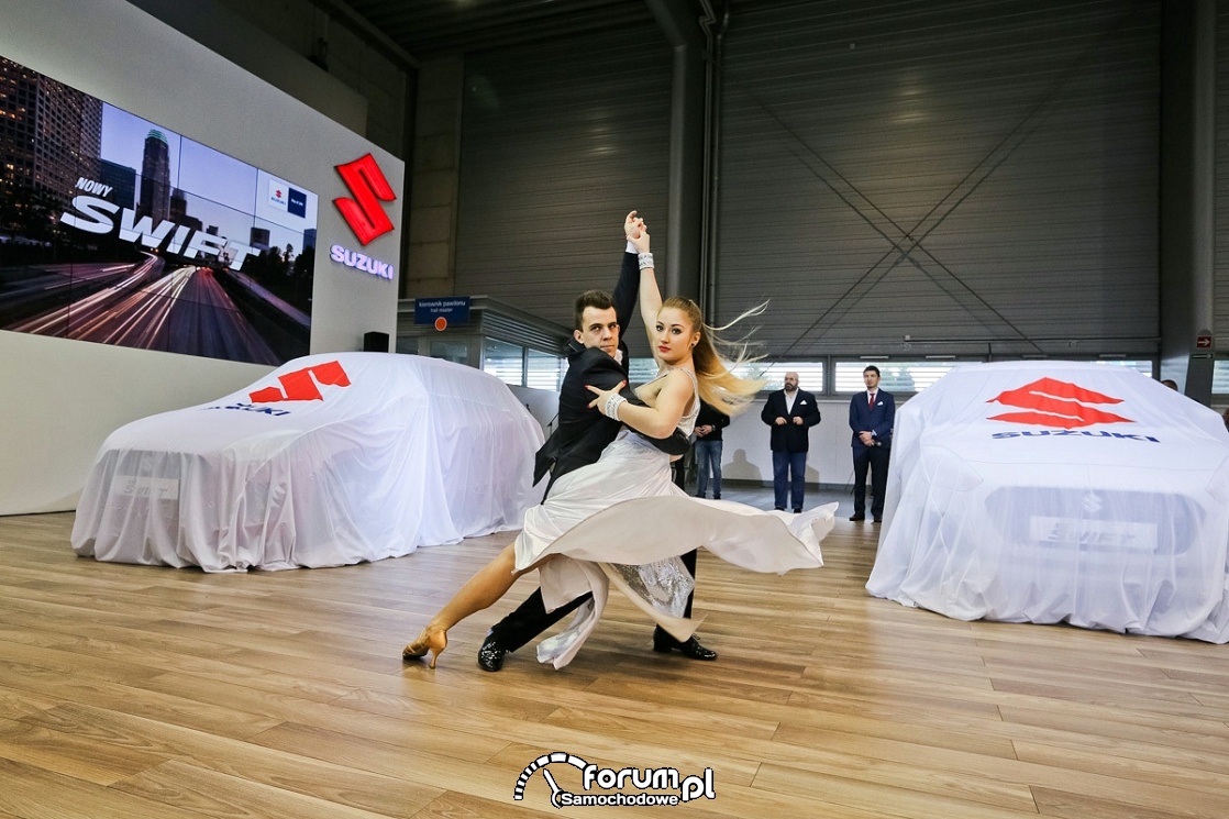 Pokaz tańca na stoisku Suzuki