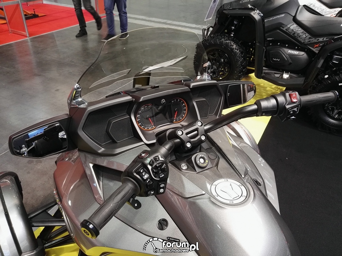 Can-Am Spyder F3 Limited SE6, licznik, manetki