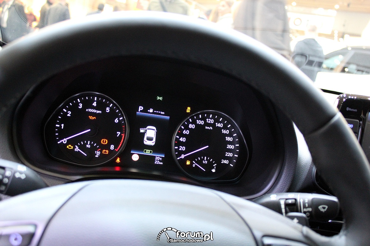 Hyundai i30 Fastback, licznik, zegary zdjęcie Motor Show