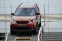 Land Rover Discovery na rampie