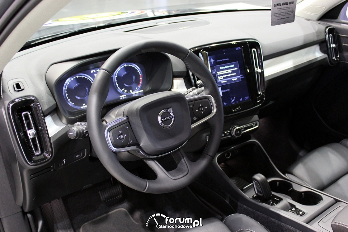 Volvo XC40, deska rozdzielcza, kierownica multimedialna