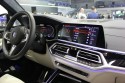BMW X7 M50d, deska rozdzielcza i ekrany dotykowe