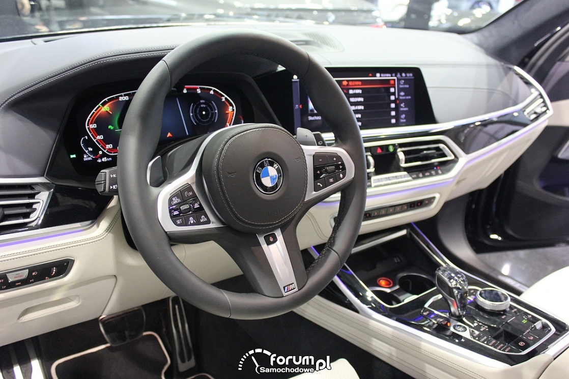 BMW X7 M50d, multimedialna kierownica