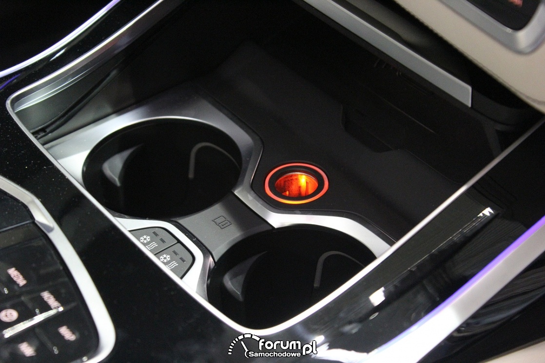 BMW X7 M50d, schowek