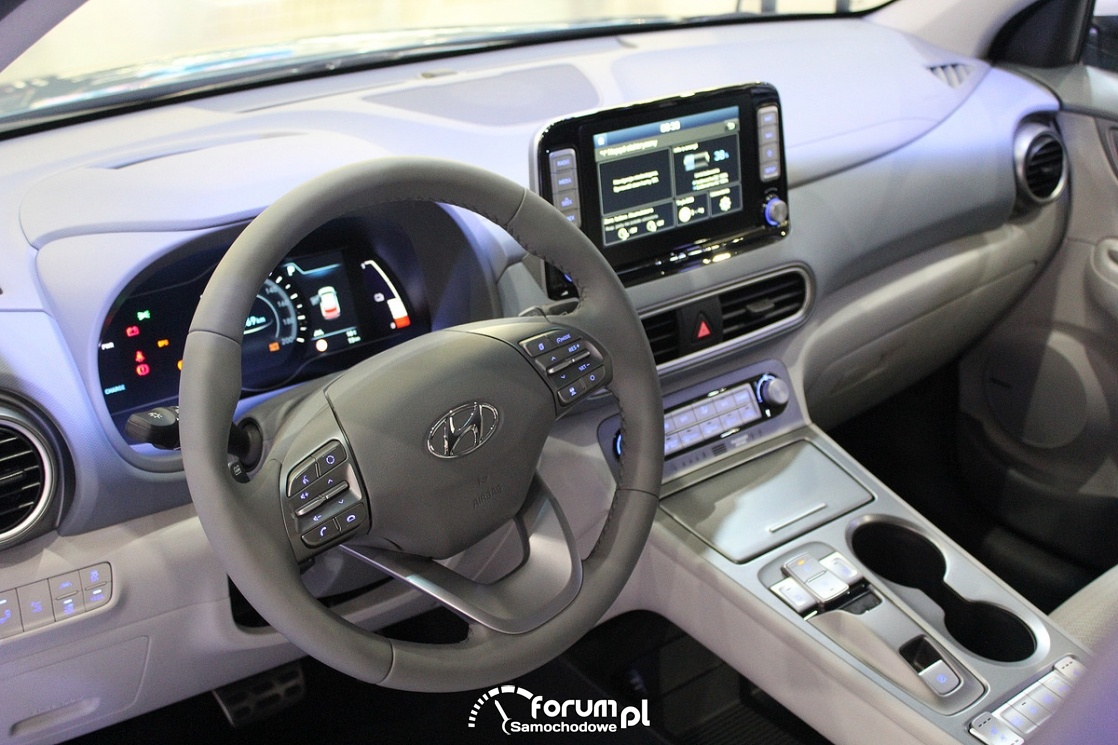 Hyundai Kona, kierownica multimedialna i wnętrze zdjęcie
