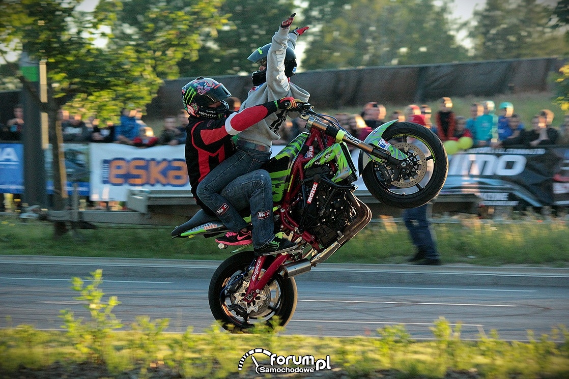 Stunt motocyklowy, dwie osoby na motorze