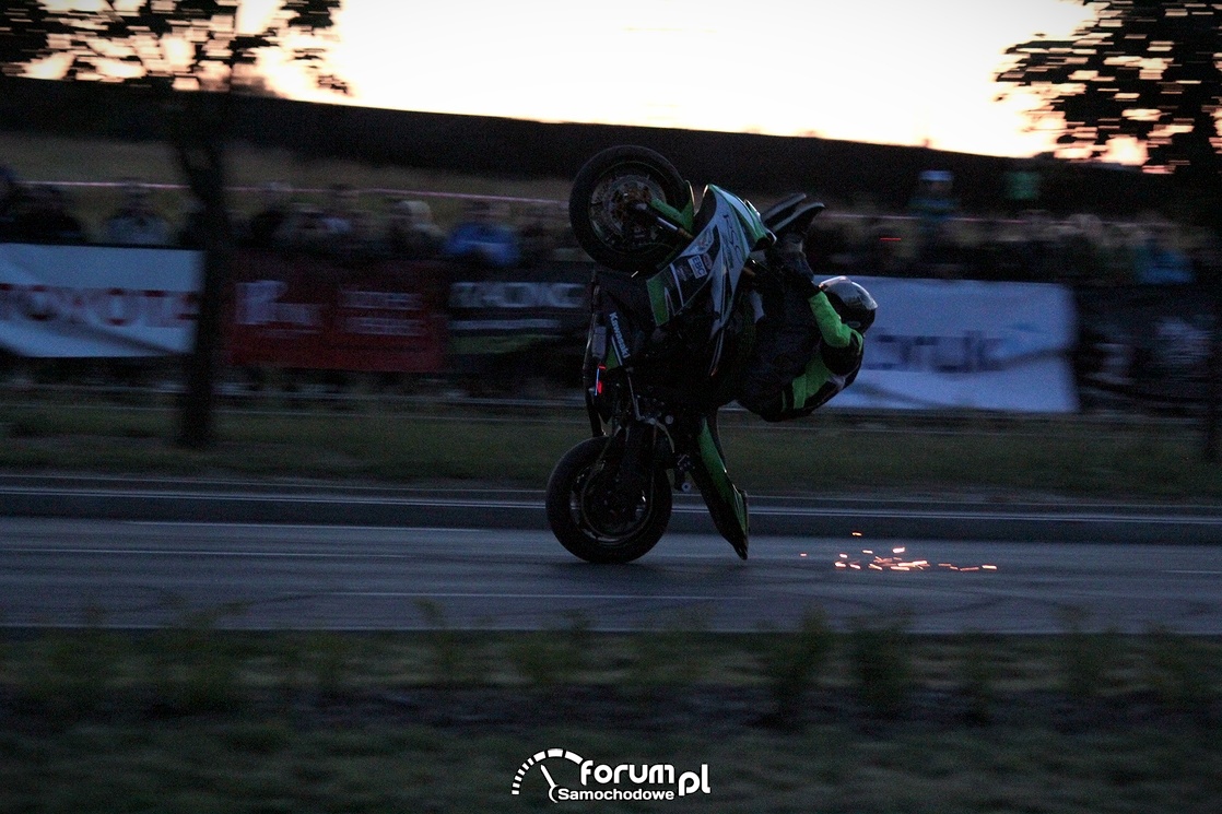 Wieczorny stunt motocyklowy