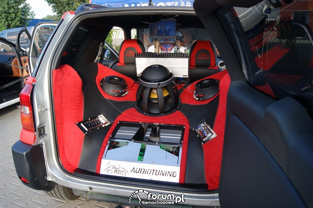 Toyota RAV4, zabudowa bagażnika, Audiotuning