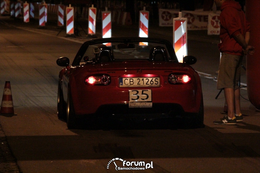 Mazda MX5, start nocnych wyścigów równoległych