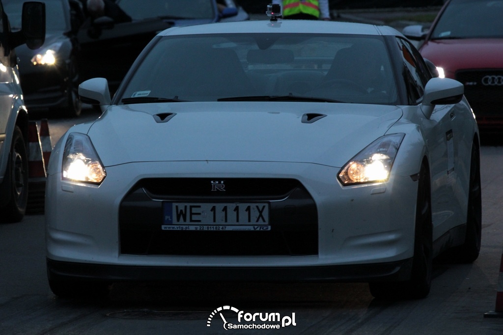 Nissan GTR, oczekiwanie na zielone światło
