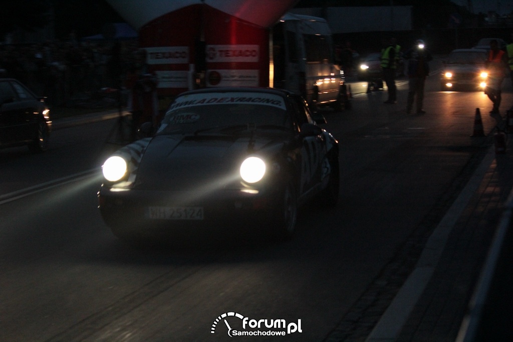 Porsche 911 Carrrera 2 model 964, start o zmierzchu