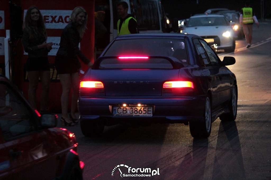 Subaru Impreza, tył i światła w nocy zdjęcie Night Power