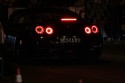 Światła Nissana GTR z tyłu w nocy