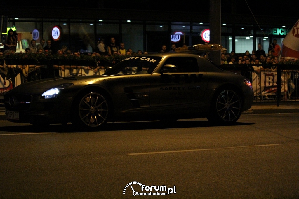Mercedes-Benz SLS AMG, nocne wyścigi