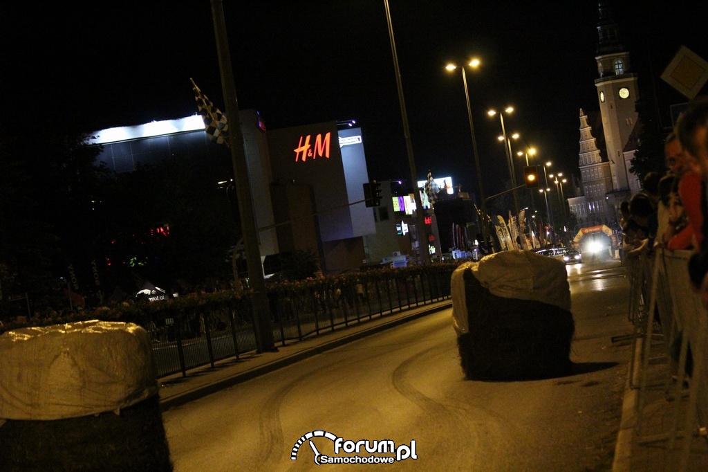 Ulica Piłsudskiego w Olsztynie w nocy, wyścigi, 2