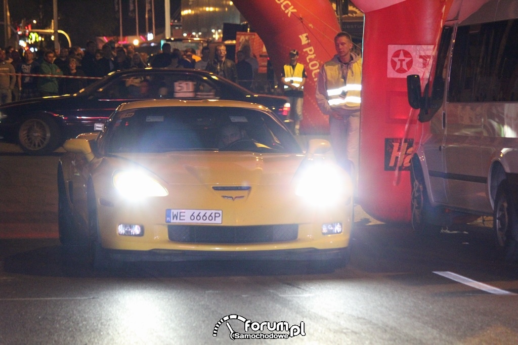 Chevrolet Corvette w nocy, przód