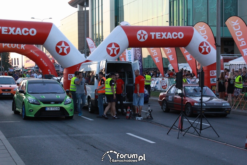 Ford Focus RS vs Honda Civic IV 4d
