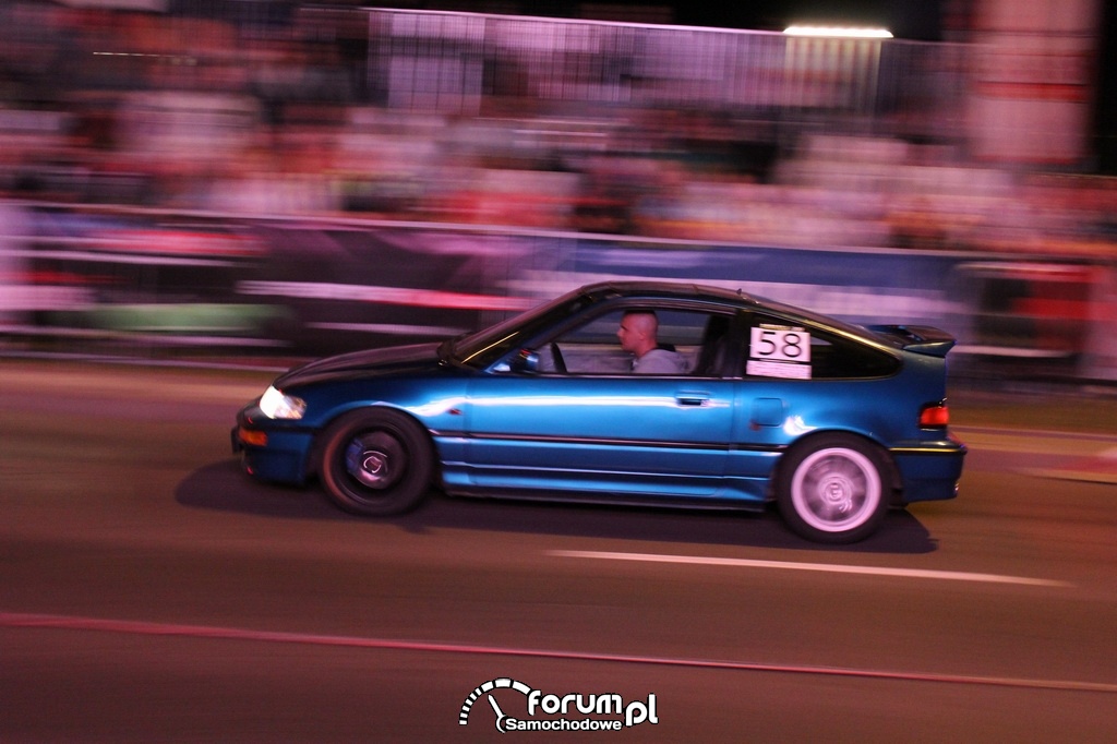 Honda CRX podczas jazdy w nocy