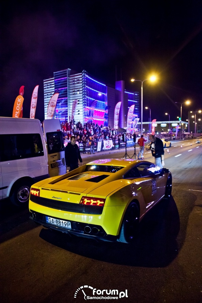Lambo przed nocnym startem
