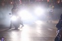 Mocne światła motocykli w nocy