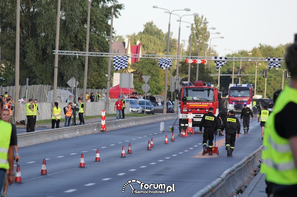 Sprzątanie oleju z asfaltu przez Strażaków