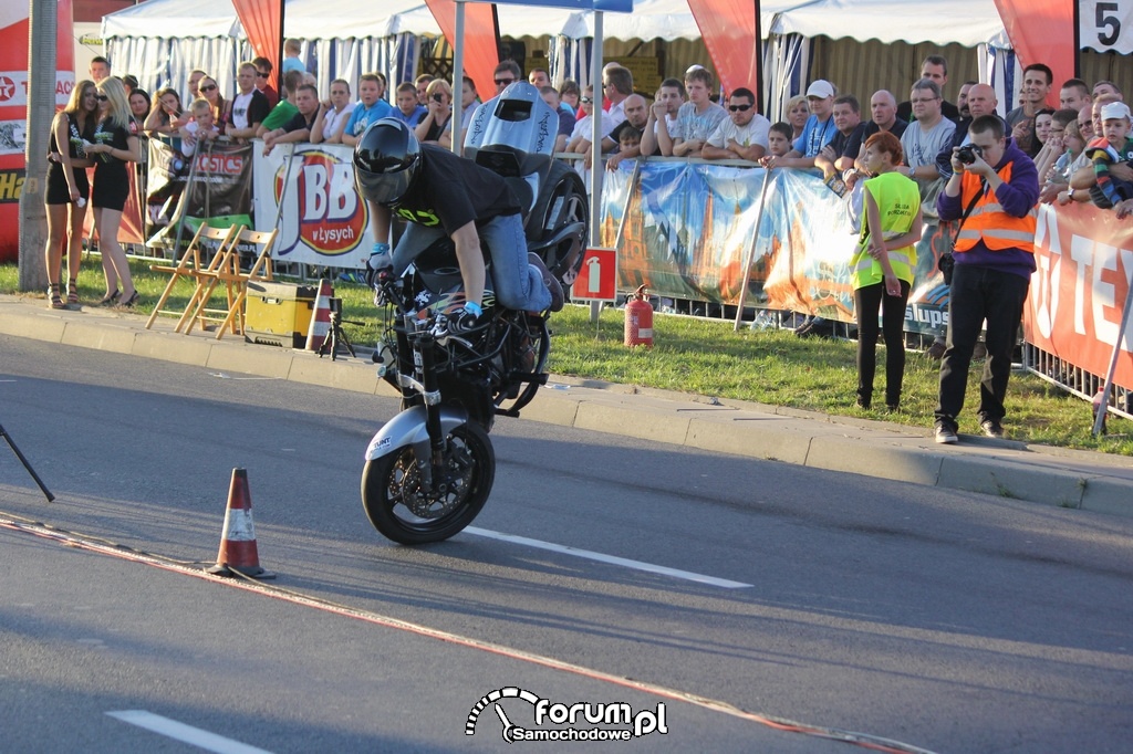 Zawrazanie na przednim kole na motorze