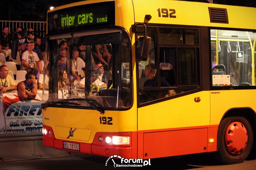 Autobus miejski Volvo, za kierownicą kobieta kierowca roku