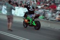 Stunt motocyklowy, jazda z nogami na kierownicy, 2