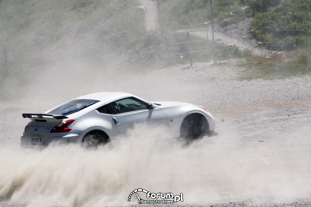 Nissan 370Z NISMO vs WINGSUIT, droga szutrowa