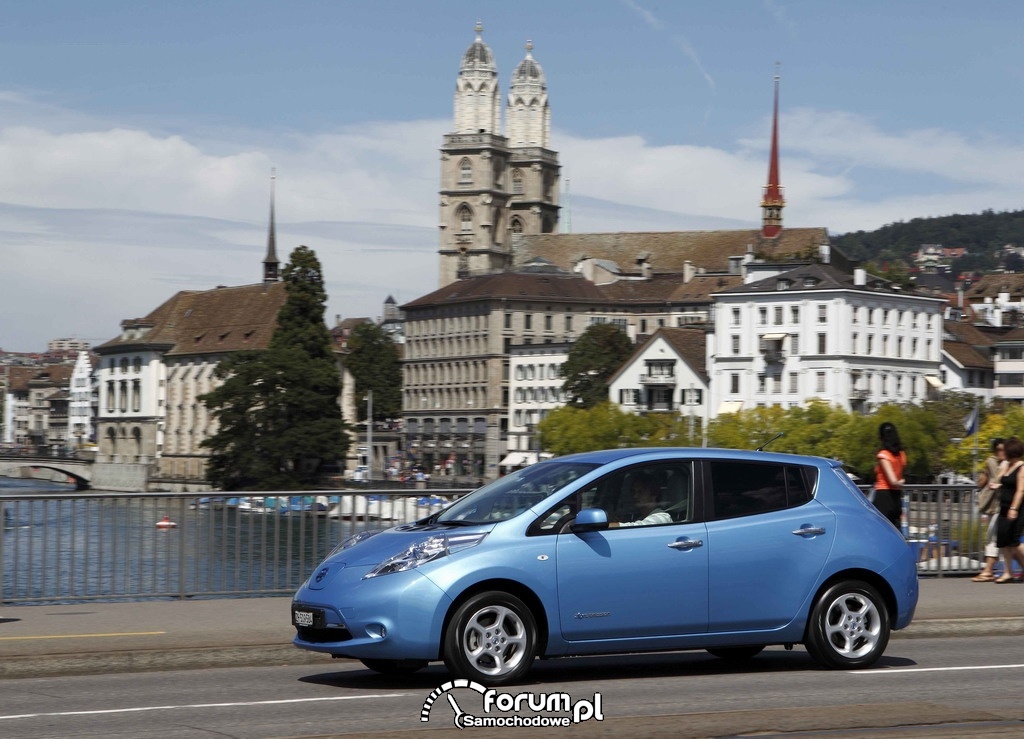 Nissan LEAF - widok z boku