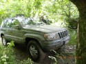 Jeep grand cherokee jazda przez las