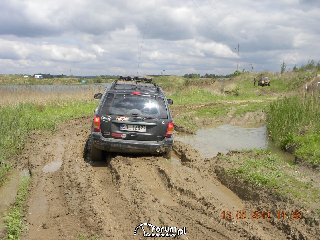 Jeep Grand Cherokee przedziera się przez błoto