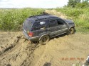 Jeep grand cherokee w błocie