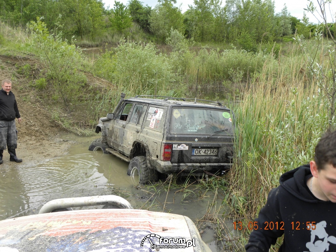 Jeep Grand Cherokee w wodzie