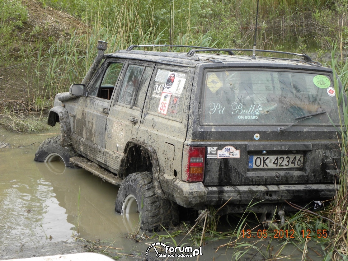 Jeep Grand Cherokee w wodzie