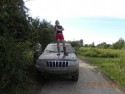 Jeep off road, kobieta na masce