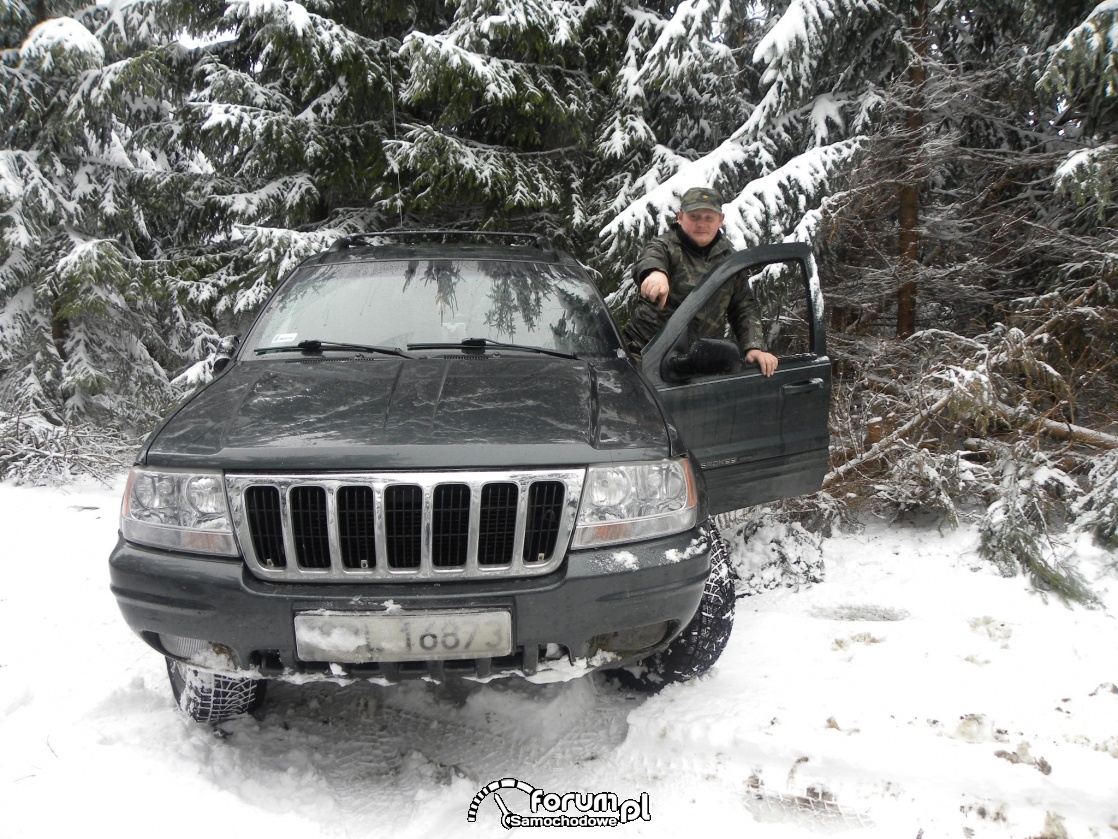 Jeep off road w lesie zimową porą