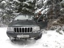 Jeep off road w lesie zimową porą