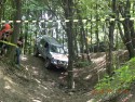 Jeep w terenie leśnym
