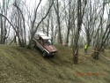 Manewrowanie między drzewami przy stromym zjeździe nie zawsze jest proste