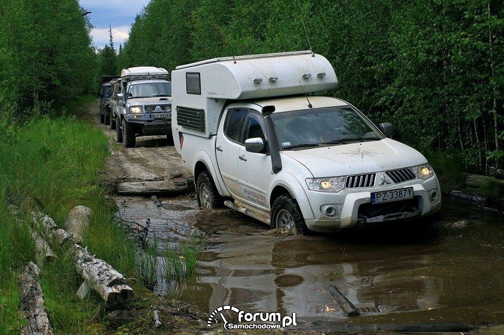Mitsubishi L200 Expedition Camper, przeprawa wodna